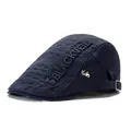 Detail der dunkelblauen Schirmmütze mit BLACKVEIL-Stickerei und Kaninchen-Anstecker - Marineblau