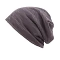 Detailansicht der dunkelgrau gestreiften Stricktextur dieser leichten Beanie-Mütze - 55-60 / Grau