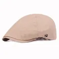 Dettaglio di berretto piatto in cotone kaki con cuciture precise e bottone in metallo - M (56-58cm) / Beige