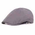 Berretto classico grigio scuro da uomo con vista laterale a 45 gradi su bianco - M (56-58cm) / Grigio