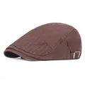 Detalle de gorra plana marrón oscuro con costuras laterales y hebilla metálica plateada - Ajustable / café