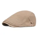 Detalle de gorra plana caqui con costuras decorativas y hebilla de ajuste metálica - Ajustable / Caqui