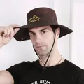 Détail d'un chapeau de soleil marron avec maille respirante et mentonnière ajustable - Taille unique / Café