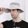 Détail du chapeau de soleil gris avec maille respirante et mentonnière réglable - Taille unique / Gris clair