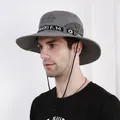 Détail d'un chapeau de soleil gris avec maille respirante et mentonnière réglable - Gris