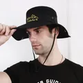 Détail d'un chapeau de pêche noir avec filet respirant et broderie dorée élégante - Taille unique / Noir