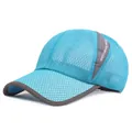 Berretto da baseball in rete traspirante celeste con bordo grigio e logo sportivo estivo - Regolabile / Blu