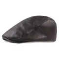 Vue latérale d'un béret en cuir PU noir montrant la texture et les coutures précises - Réglable / Noir
