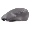 Vue détaillée du béret en cuir PU marron foncé avec des coutures et une texture de qualité - Réglable / Gris