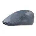 Détail de la casquette plate en cuir bleu-gris avec texture grainée et coutures précises - Réglable / Bleu