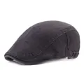 Dettaglio della fibbia regolabile in bronzo su un berretto piatto casual grigio scuro - Regolabile / Grigio