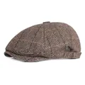 Detailaufnahme der braun karierten Schirmmütze aus Tweed mit Wolle und Metallschnalle - Verstellbar / Khaki