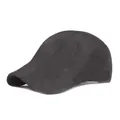 Vue détaillée de la casquette gris foncé avec perforations laser et coutures de précision - Noir