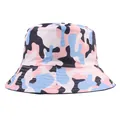 Gros plan du chapeau bob camouflage rose et bleu montrant les détails des coutures du bord - M / Grand Camo Rose