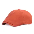 Vue détaillée du béret rouge brique avec coutures multi-panneaux et texture en coton canevas - Rouge Orangé
