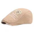 Détail de la broderie étoile et du patch mode sur cette casquette plate en coton - Réglable / Beige