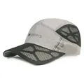Détail du mesh respirant et des bandes réfléchissantes sur le côté de la casquette de sport - Réglable / Gris clair
