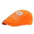 Détail du béret orange vif avec broderie et badge étoilé sur un tissu en sergé mat - Réglable / Rouge Orangé