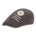 Détail du béret marron foncé montrant l'écusson étoile blanche et la broderie latérale - Réglable / Gris