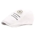 Détail de la casquette plate blanche avec écusson étoile et broderie latérale - Réglable / Blanc