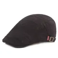 Détail d'un béret noir vieilli avec coutures rétro et étiquette mode rouge distinctive - Réglable / Noir