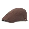 Détail de la casquette plate marron foncé avec coutures et boucle en métal réglable - Réglable / Café