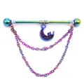 Detail van iriserende industriële piercing met maan hanger en kwastje kettingen - Maan Hanger (1#) / AB Wit