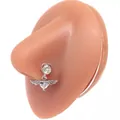 Dettaglio macro di un piercing al naso in acciaio 20G con zircone a cuore e ali d'angelo - Ciondolo Doppio Cuore Ala Argento (#19)
