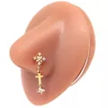 Nahaufnahme Nasenstecker Gold mit Zirkonia-Blume und hängendem Kreuz am Modell - Gold Kreuz Stern Anhänger (#3)