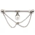 Detail van industrial piercing met zilveren ketting en witte imitatieparel hanger - Parelhanger (3#) / Zilver