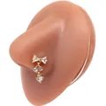 Dettaglio di un piercing al naso dorato con fiocco in zirconi e cristalli pendenti - Ciondolo Cuore Fiocco Oro (#6)