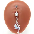 Nahaufnahme von silbernem Bauchnabelpiercing mit glitzerndem Mond und Stern Anhänger - Silberner Stern-Mond-Irisierender Stil