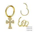 Dettaglio dell'orecchino a cerchio dorato con croce e specifiche di misura da 6 mm a 12 mm - Stile Croce Traforata (Oro)