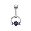 Nahaufnahme von silbernem Bauchnabelpiercing aus Edelstahl mit lila Naturstein-Perle - Violett Rissmuster-Stil
