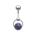 Detaillierte Makroansicht von Silber-Bauchnabelpiercing mit lila Marmorstein im Ring - Lilanes Rissmuster-Stil