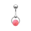 Detail eines Bauchnabelpiercings aus Edelstahl mit einem rosa Naturstein-Anhänger - Rosa Rissmuster-Stil