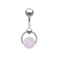 Detailaufnahme eines Bauchnabelpiercings aus Edelstahl mit facettiertem rosa Stein - Hellrosa Textur-Stil