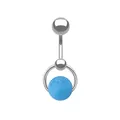 Detailansicht eines Bauchnabelpiercings mit Türkisstein und gebogenem Stab aus Edelstahl - Himmelblau Textur-Stil