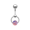 Detailaufnahme eines Bauchnabelpiercings aus Edelstahl mit einer marmorierten Kunstharzperle - Marmor-Stil in Mischfarben