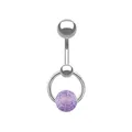 Detailansicht eines silbernen Bauchnabelpiercings mit violetter Perle mit Rissstruktur - Dunkellila Rissmuster-Stil