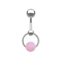 Makroaufnahme von Bauchnabelpiercing aus Edelstahl mit rosa Marmor-Steinanhänger - Rosa Marmor