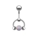Makroaufnahme Bauchnabelpiercing aus Edelstahl mit lila Marmorsteinverzierung im Detail - Helllila Marmor-Stil