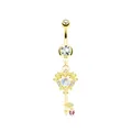 Dettaglio di un piercing all'ombelico dorato con gemma a cuore e ciondolo a chiave - Piercing Ombelico Cuore Chiave Oro (#15)