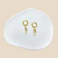 Detail einer goldenen Creole mit Sternanhänger, Rosa Zirkonia und einer Kettenkette - Stern mit Kette Stil (#13)