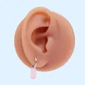 Dettaglio dell'orecchino con pendente rettangolare rosa traslucido e cerchio d'argento - Rosa Chiaro (Argento)