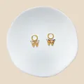 Detailaufnahme von goldenen Schmetterlings-Ohrringen mit orange-schwarzen Flügeln - Orange-Schwarzer Schmetterling Stil (#22)