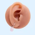Dettaglio orecchino a cerchio argento con pendente cilindrico rosa su orecchio finto - Cilindro Rosa (Argento)