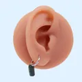 Dettaglio dell'orecchino a cerchio in argento s925 con pendente cilindrico in pietra verde - Zircone verde (Argento)