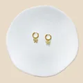 Makroaufnahme von Gold-Creolen mit Schmetterlingsanhängern und weißen Zirkonia-Steinen - Mikro-Set Schmetterling Stil (#25)
