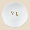 Detailansicht goldener Schmetterling Ohrringe mit funkelndem Zirkonia-Besatz auf Weiß - Pave Schmetterling Creolen Stil (#26)